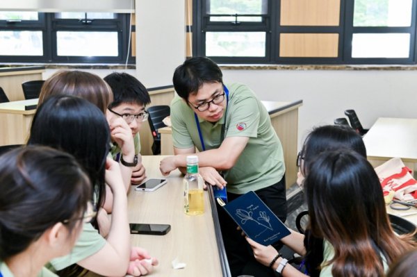 港澳台“将来磨真金不怕火”共诵杜甫的爱国情感
