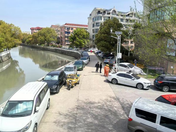 河说念岸线恒久被70余辆私家车“抢占”，问题能解吗？来望望浦东这个镇的主义